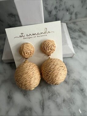 NEW RAFFIA POM EARRINGS 🤍